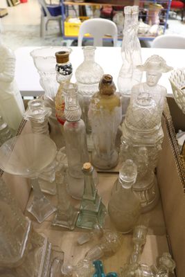 une boîte remplie de bouteilles en verre posée sur une table