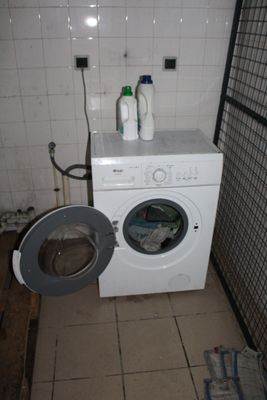 un lave-linge et un sèche-linge dans une petite pièce