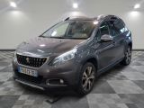 la voiture grise est garée sur un sol en damier dans le garage