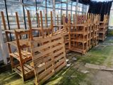 de nombreuses palettes en bois alignées dans une serre