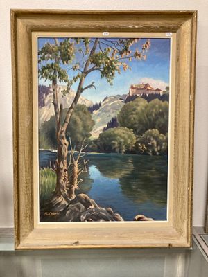 tableau représentant une scène fluviale avec un arbre et des montagnes en arrière-plan