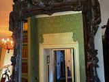 un grand miroir décoré, placé au milieu d'une pièce