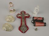 beaucoup de petites figurines et une croix posées sur une table