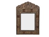 un vieux cadre en bois orné d'un motif décoratif