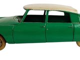 petite voiture-jouet verte avec un toit blanc et des roues en bois, sur fond blanc