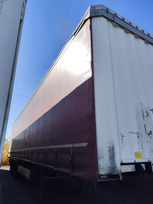 un camion garé sur le côté de la route