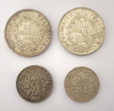 un lot de cinq pièces, dont une pièce de cinq pence, une pièce de cinq pence et une pièce de cinq pence