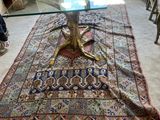 un tapis posé au sol, à côté d'une table en verre