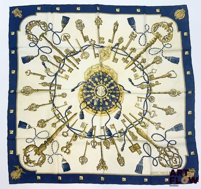 une image représentant un foulard carré orné d'un trousseau de clés
