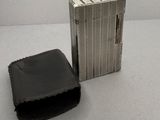 un briquet posé à côté d'un paquet de cigarettes