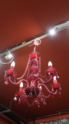 un lustre rouge suspendu au plafond d'un restaurant