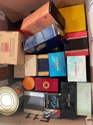 CARTON des flacons et coffrets de parfum, principalement vides