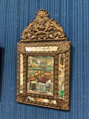 Miroir à parclose en cuivre repoussé de style Louis XIV.