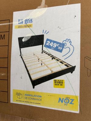 une boîte en carton sur laquelle est représenté un lit