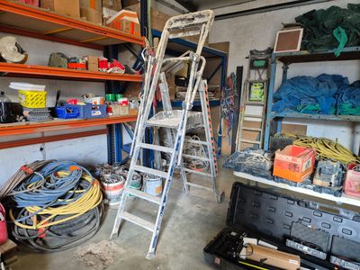 une échelle appuyée contre un mur dans un garage