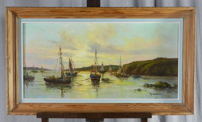 une peinture à l'huile représentant des bateaux sur l'eau dans une baie