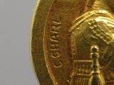une pièce d'or avec l'image d'une femme dessus