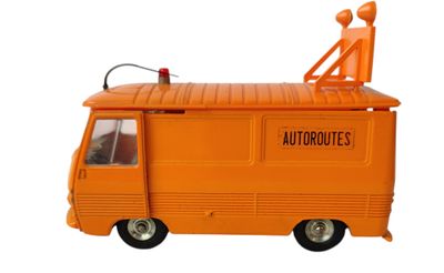 un petit camion orange équipé d'une grue sur le toit