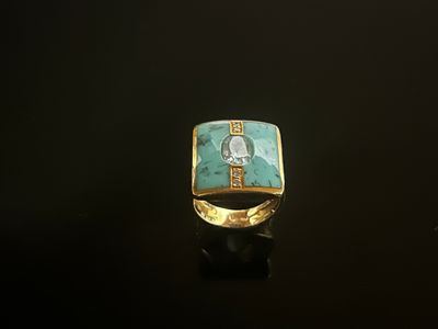 Bague en or jaune 18K, le centre ornée d'une pierre translucide entre  - Photo 1