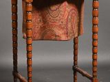 une vieille table en bois recouverte d'une nappe