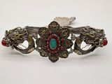 un gros plan d'un bracelet en argent orné d'une pierre turquoise au centre