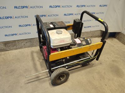 une photo d'un petit générateur posé sur un chariot