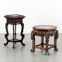 Deux tables d'appoint ou supports orientaux en bois dur, en … (photo 2)