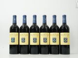 six bouteilles de vin sont alignées sur une table
