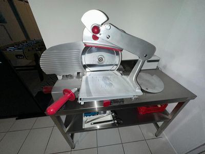 une machine posée sur une table