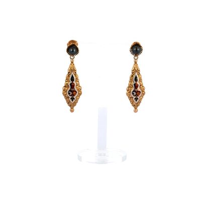 une photo d'une paire de boucles d'oreilles posée sur un présentoir