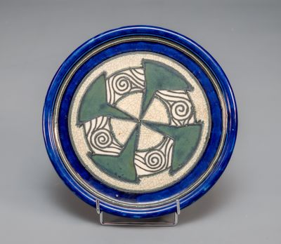 une assiette bleue et blanche ornée d'un motif