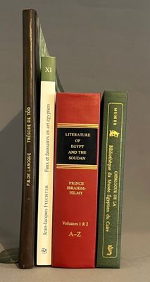 trois livres qui se trouvent côte à côte sur une étagère