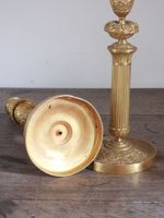 PAIRE DE FLAMBEAUX en bronze ciselé à fût en colonne cannelé… (photo 4)