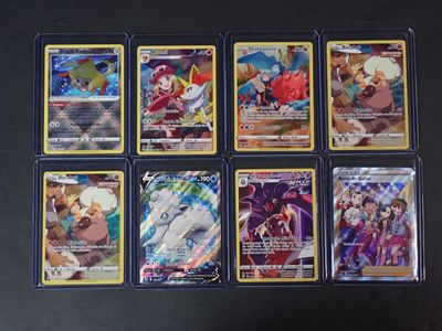beaucoup de cartes pokemon différentes sur la table