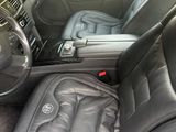 l'intérieur d'une voiture avec des sièges en cuir noir et un volant