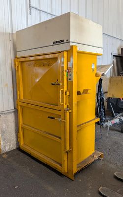 une grosse machine jaune qui se trouve dans un entrepôt
