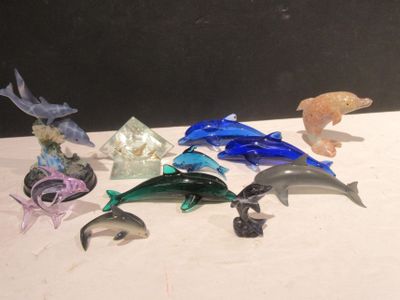 tout un tas de figurines en verre posées sur une table
