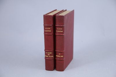 deux livres rouges posés l'un sur l'autre sur une surface blanche