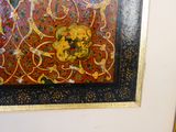 une photo d'un tableau sur le mur d'une salle de bain