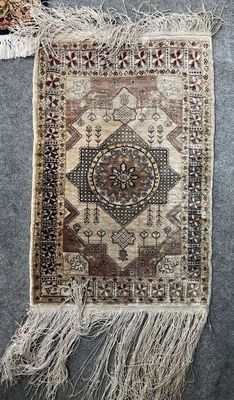 un gros plan d'un tapis à franges posé sur un autre tapis
