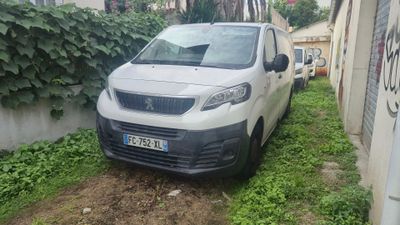 une petite camionnette blanche garée sur le bord de la route