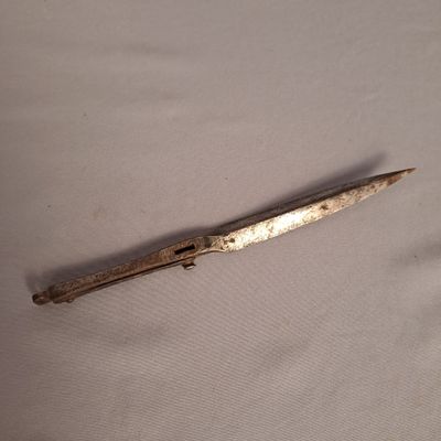 un petit couteau posé sur une table
