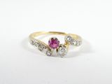 une bague en or sertie d'une pierre rose et de diamants blancs