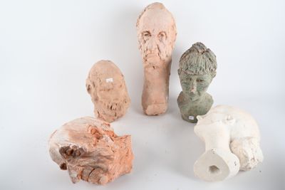cinq sculptures en argile de tailles et de formes différentes posées sur une surface blanche
