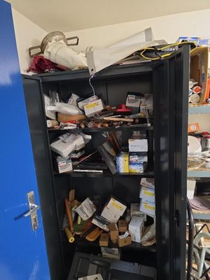 une armoire noire avec une porte bleue dans une pièce