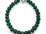 un bracelet en perles de jade vert muni d'un fermoir en argent