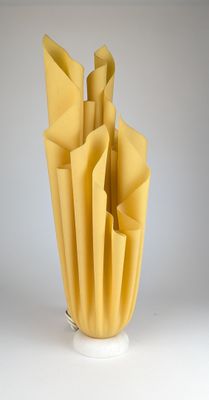 un vase dans lequel se trouve un bouquet de papier jaune