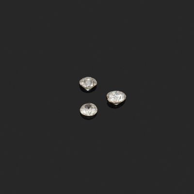 un ensemble de trois diamants sur un fond noir