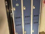 deux casiers bleus placés dans un couloir, à côté d'une porte