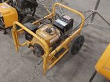 une petite machine jaune posée par terre
